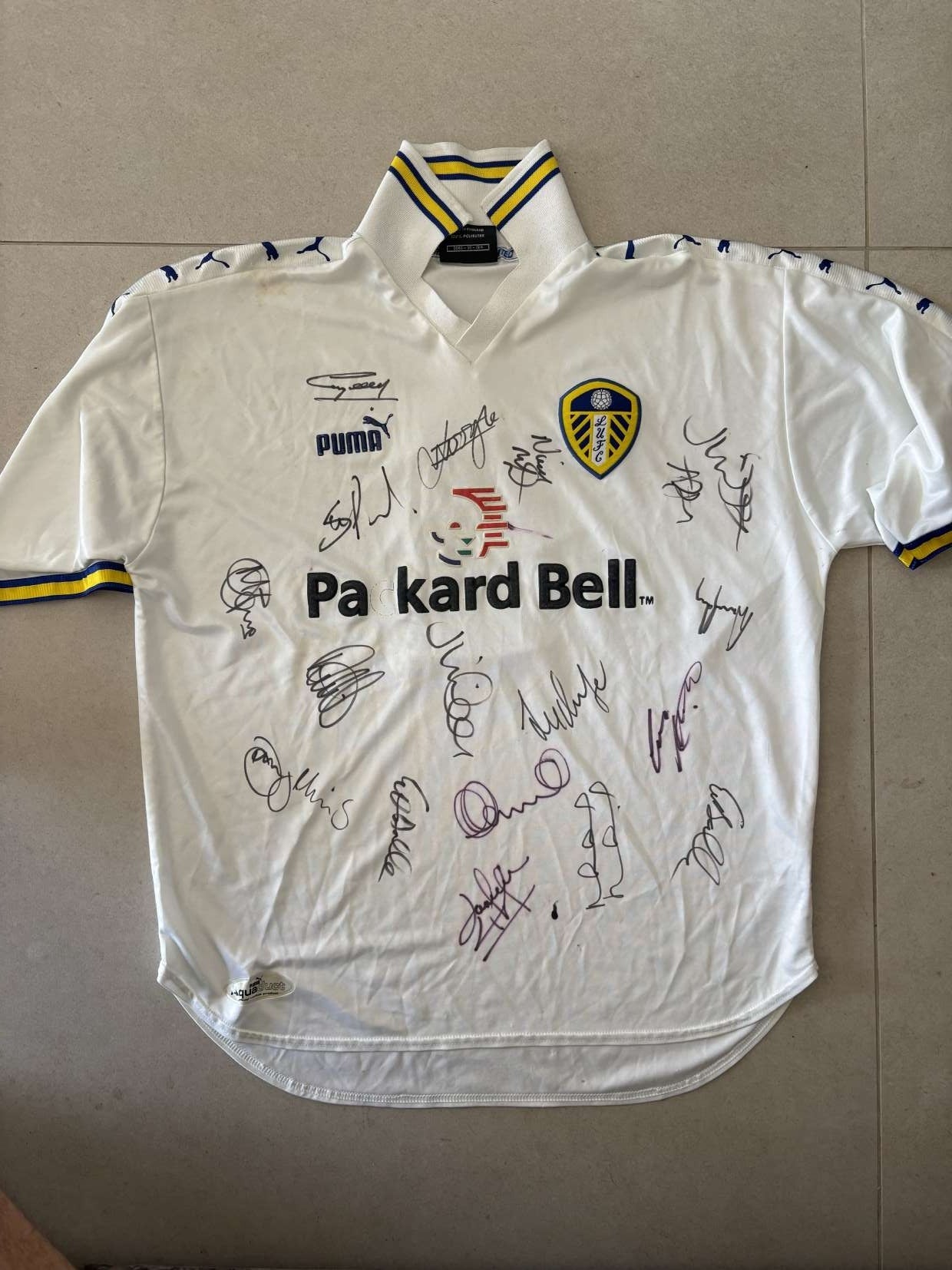 Leeds United 1998–2000 Puma home shirt signed by the squad