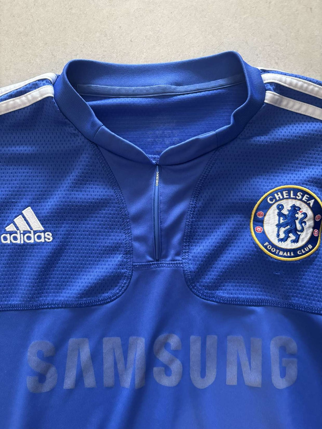 Collar and zip detail of the 2009/10 Chelsea home shirt