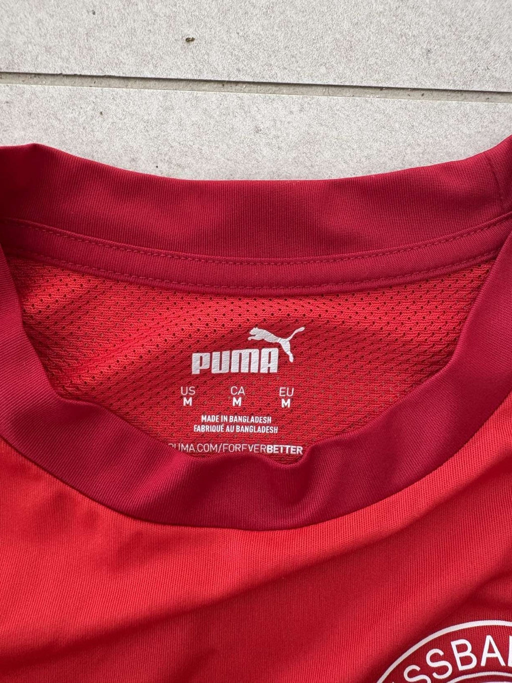 Neck and collar detail on the 2022/23 FC Hilchenbach home shirt