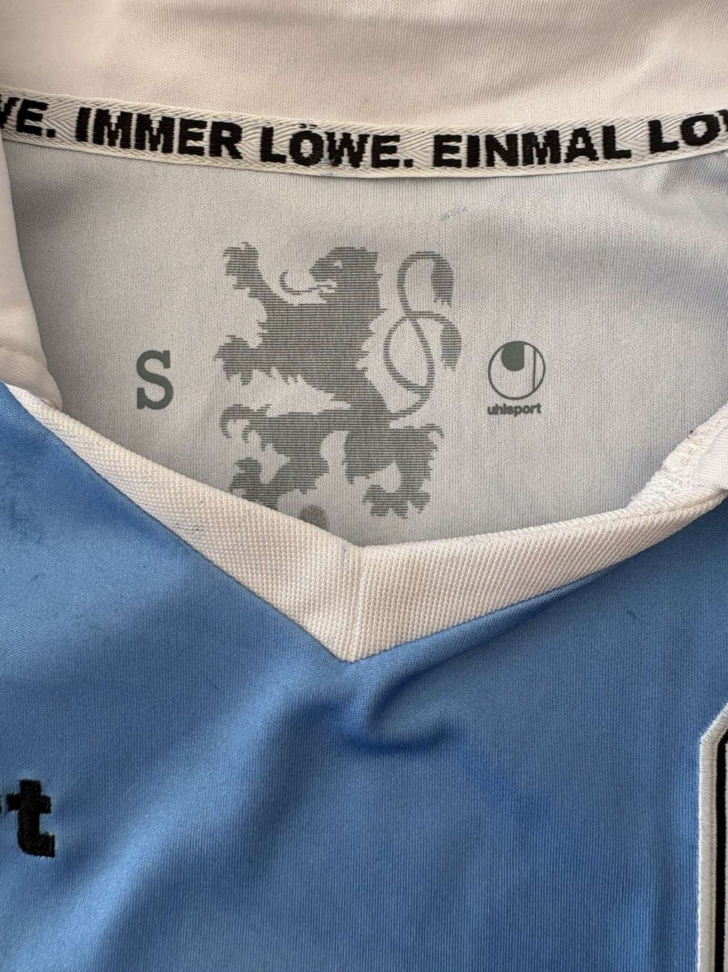 Neck and collar detail on the 2013/14 TSV 1860 Munich home shirt