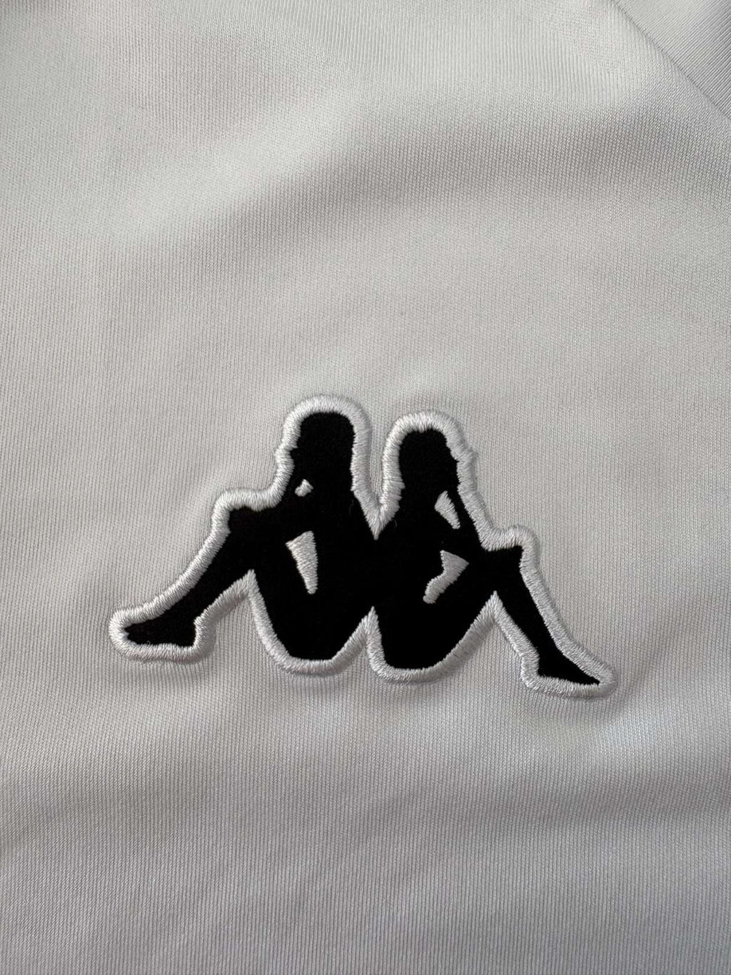 Kappa branding on the 2021/22 FC Torelló home shirt