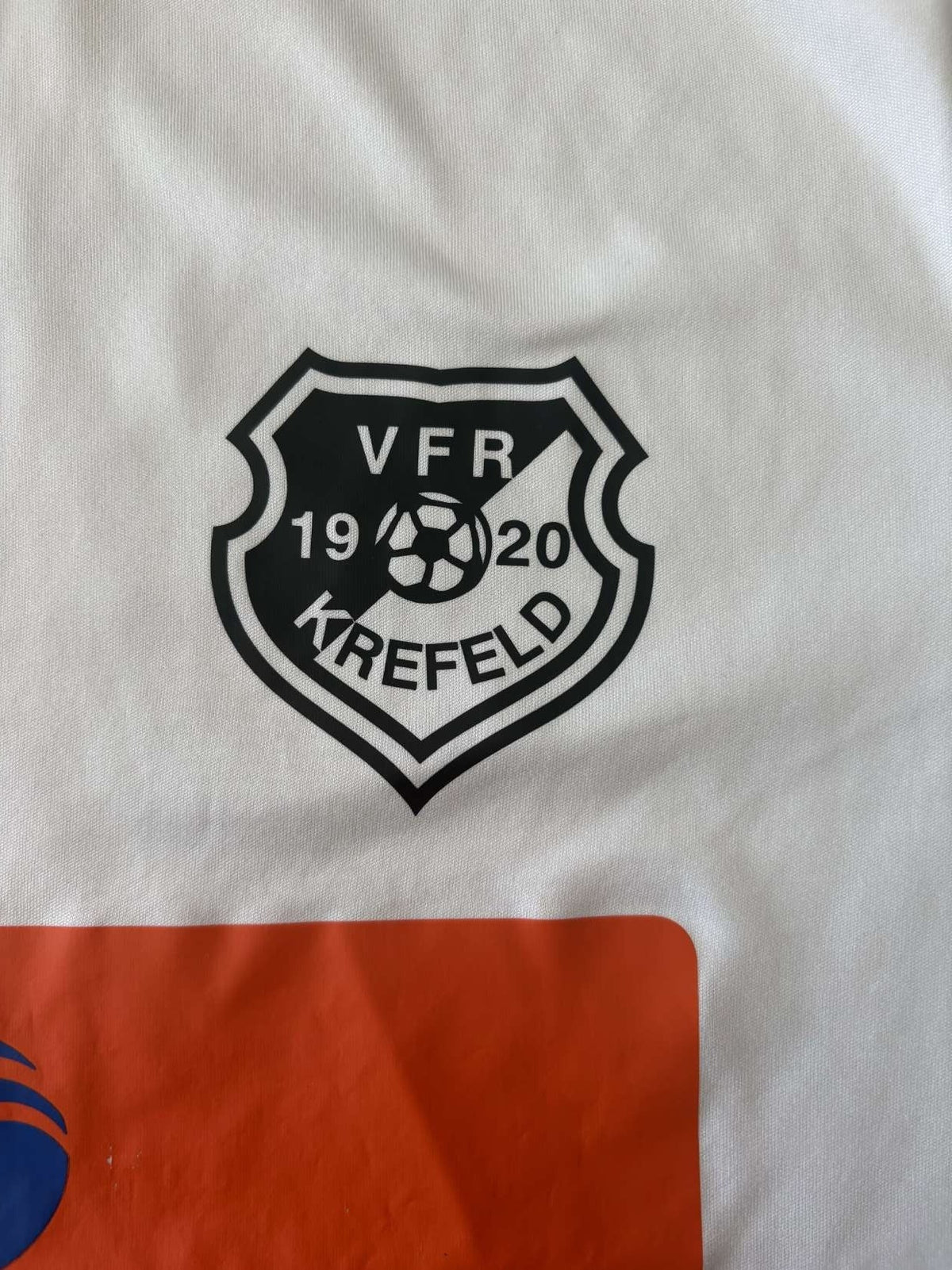 VfR Krefeld-Fischeln club crest on the 2018/19 home shirt