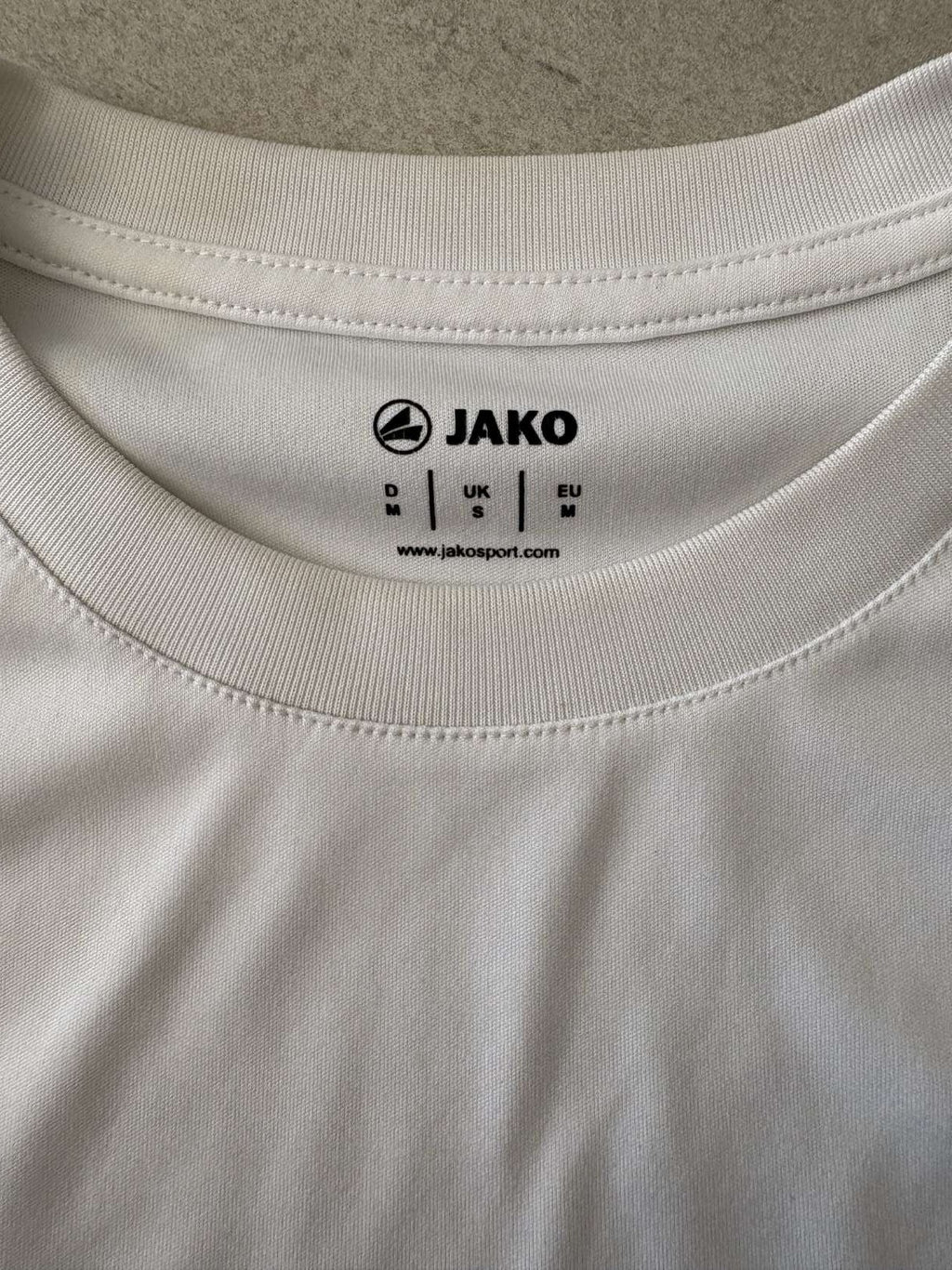 Neck and collar detail on the 2018/19 VfR Krefeld-Fischeln home shirt