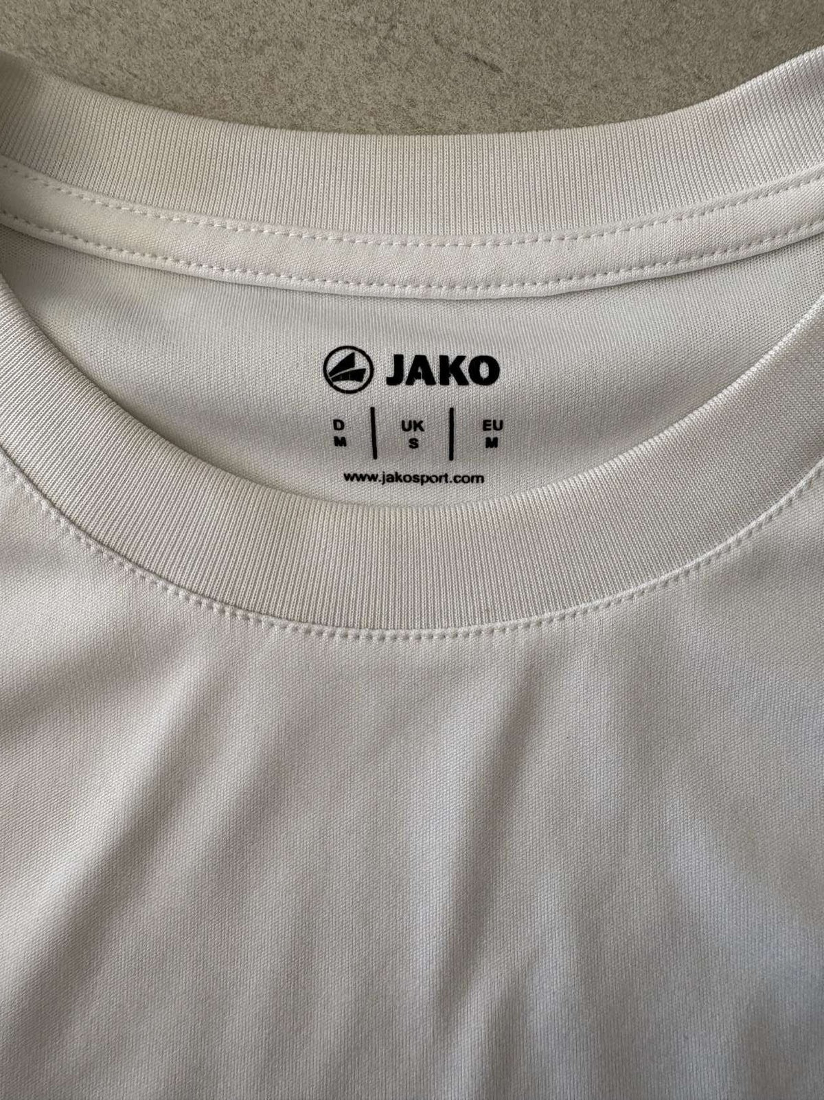 Neck and collar detail on the 2018/19 VfR Krefeld-Fischeln home shirt