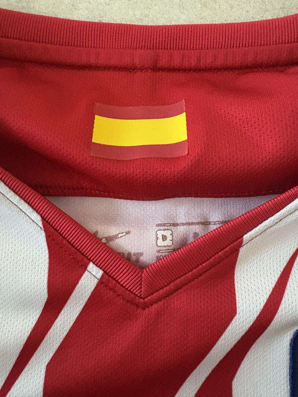Neck and collar detail on the 2017/18 Atlético Madrid home shirt