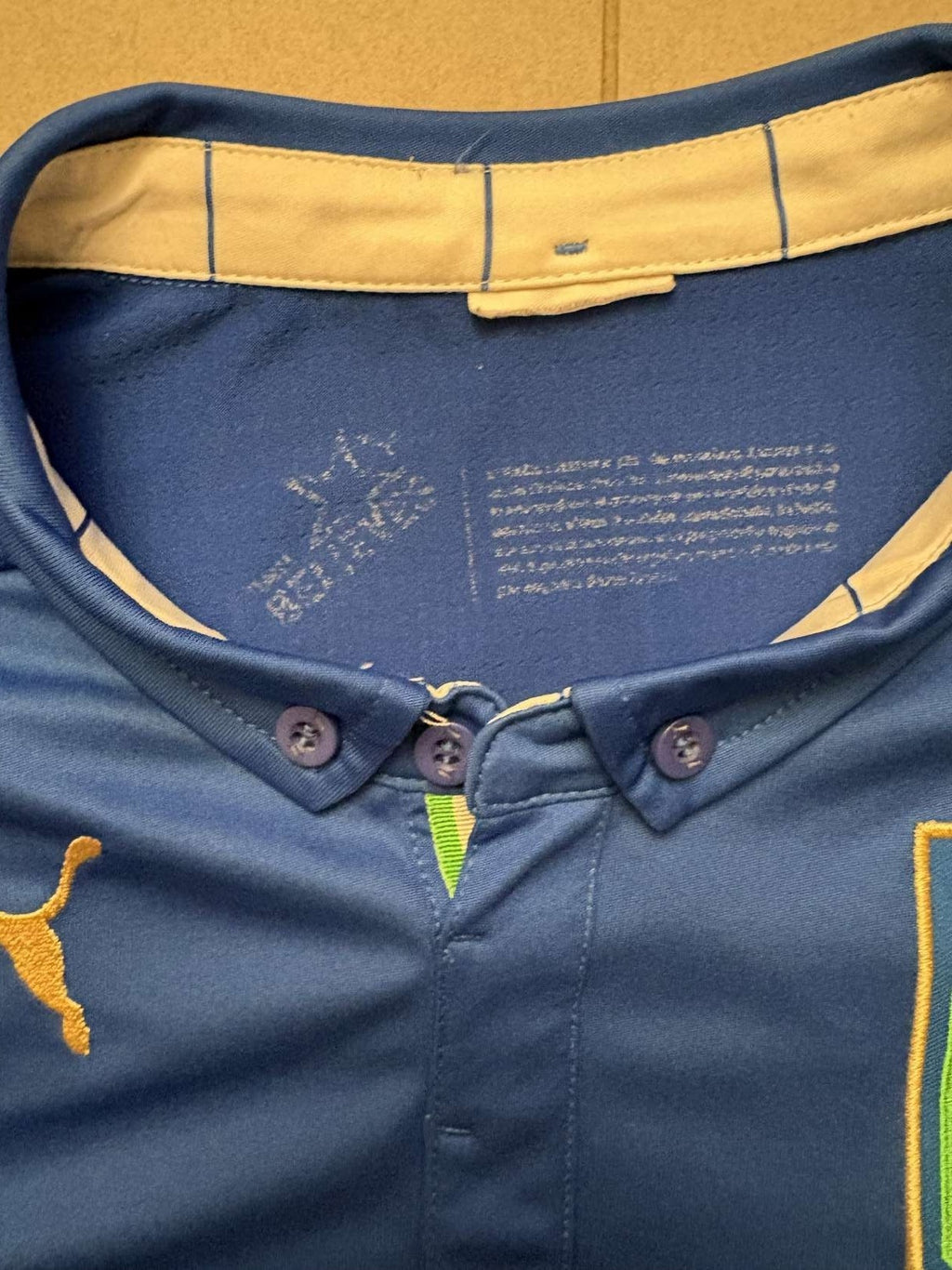 Neck detail on the 2014 Italy home shirt
