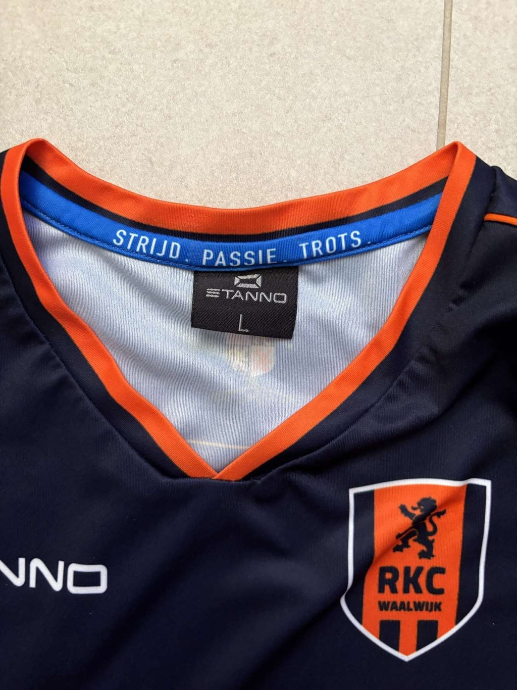 Neck detail on the 2019/20 RKC Waalwijk away shirt