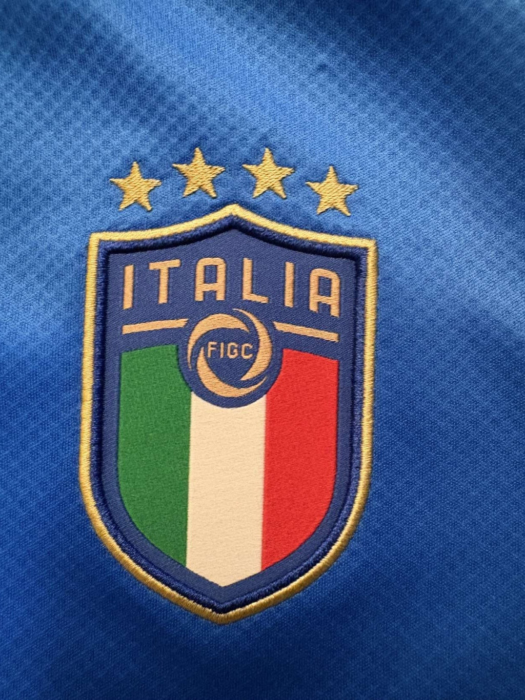 Italy crest on the 2022 Italy home shirt