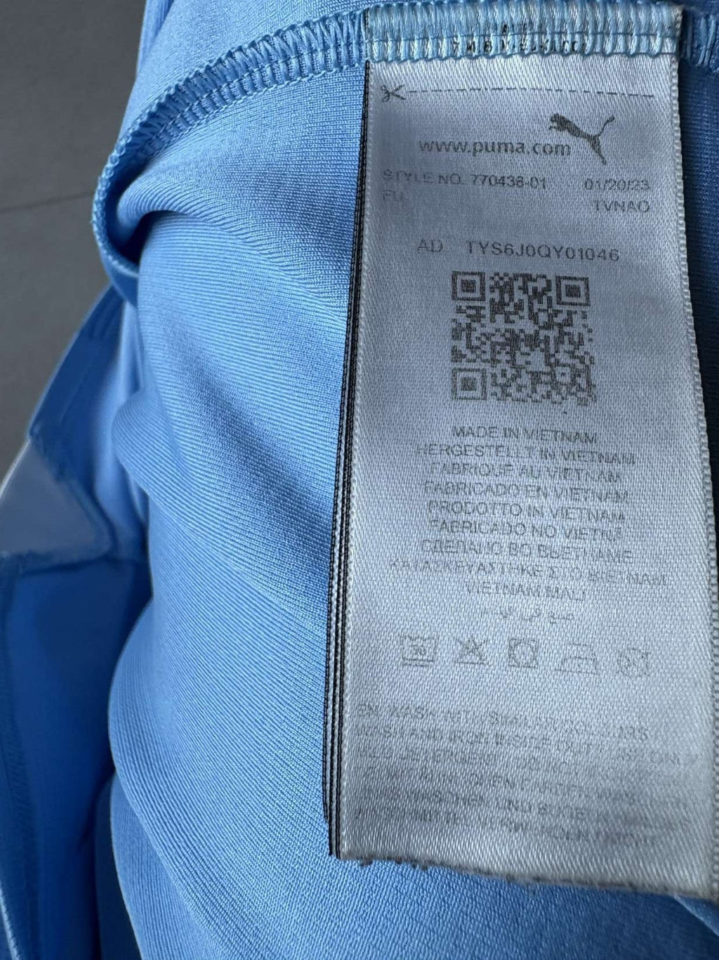 Inner label showing the product code of the 2023/24 Manchester City home shirt