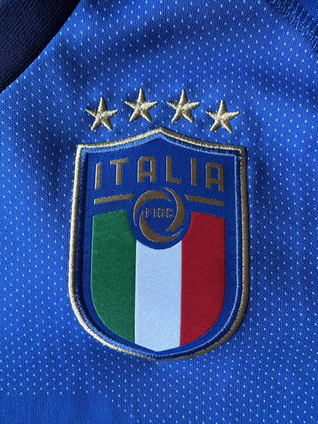 Italy crest on the 2018 Italy home shirt