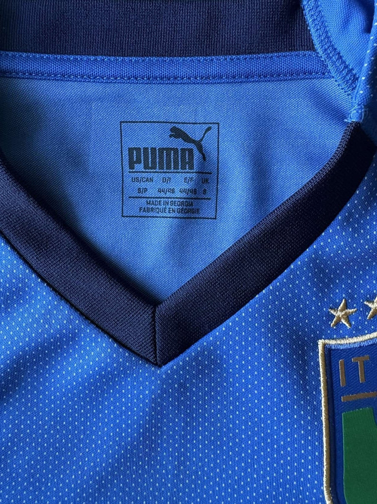 Neck detail on the 2018 Italy home shirt
