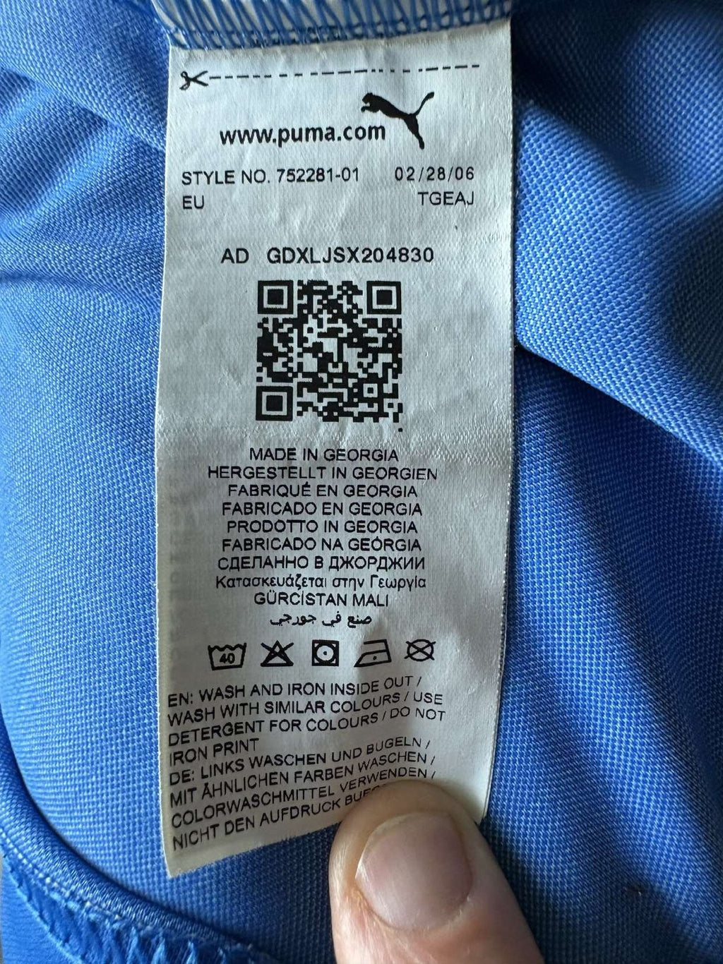Inner label showing the product code of the 2018 Italy home shirt