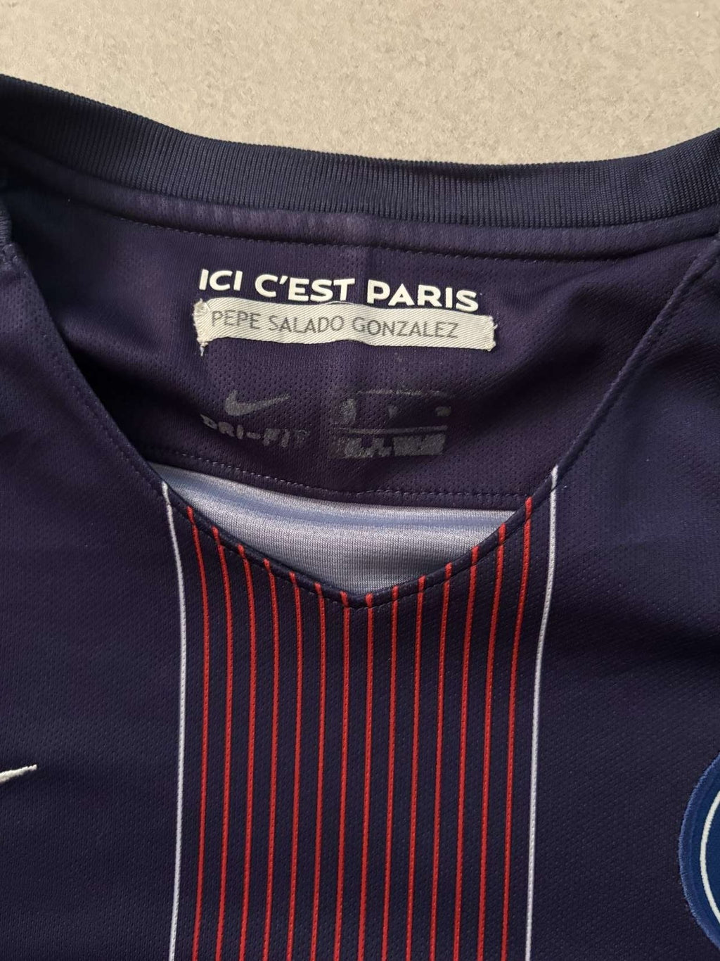 Neck and collar detail on the 2016/17 Paris Saint-Germain home shirt