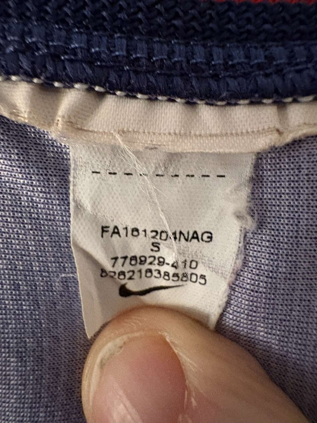 Inner label showing Nike product code 776929-410