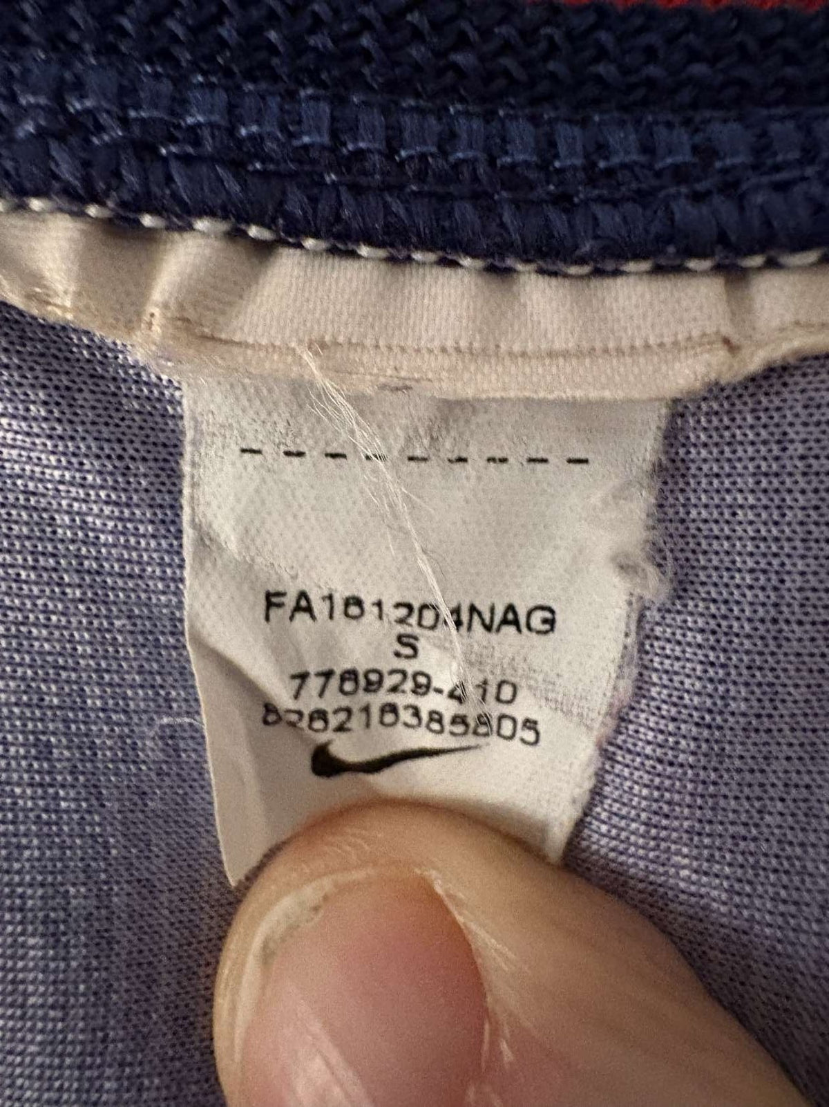 Inner label showing Nike product code 776929-410