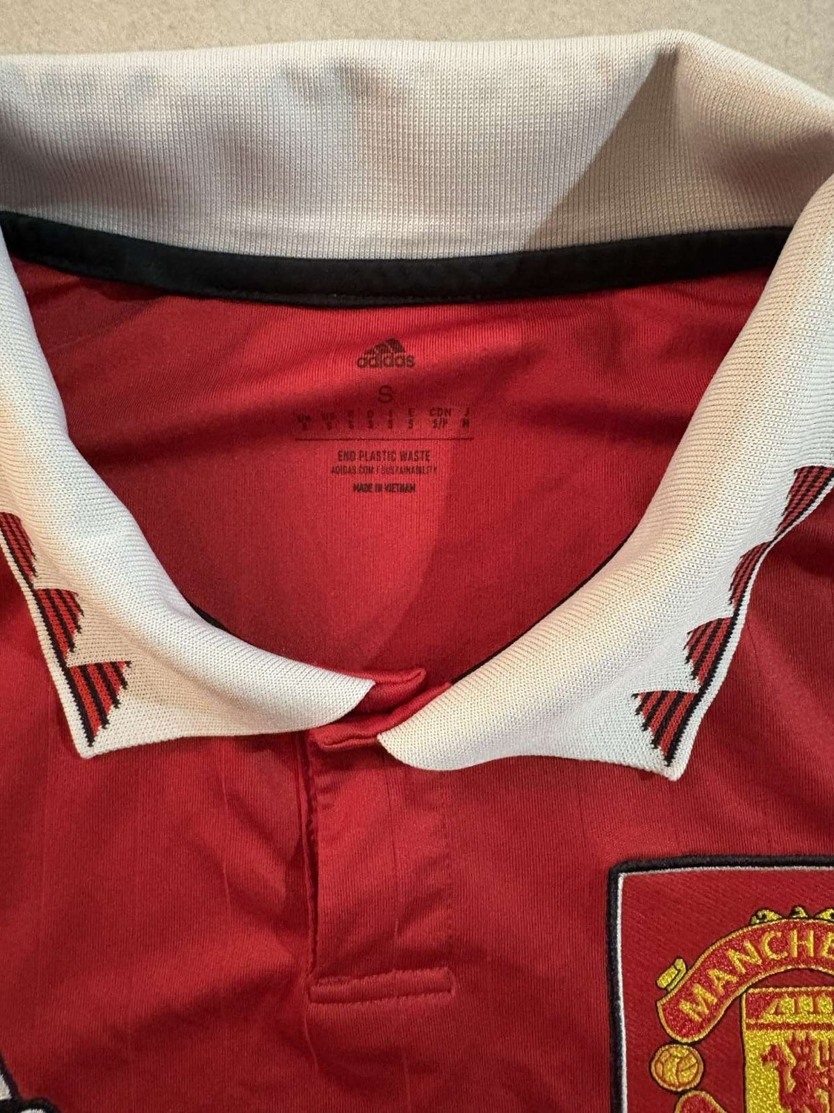 Neck and collar detail on the 2022/23 Manchester United home shirt