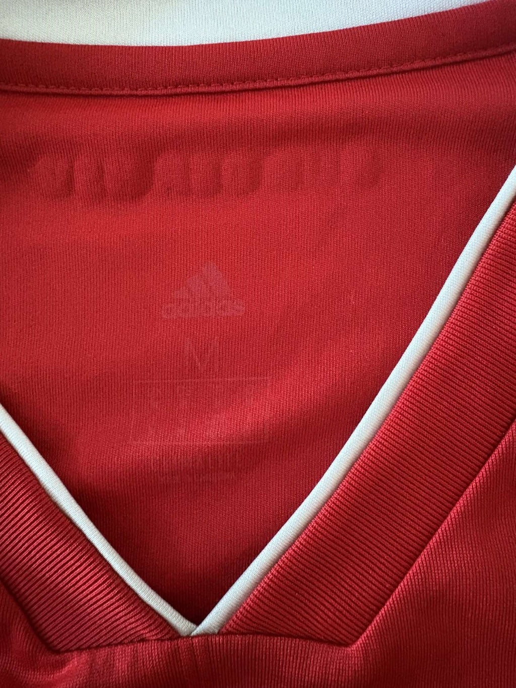 Neck and collar detail on the 2018/19 Hamburger SV away shirt