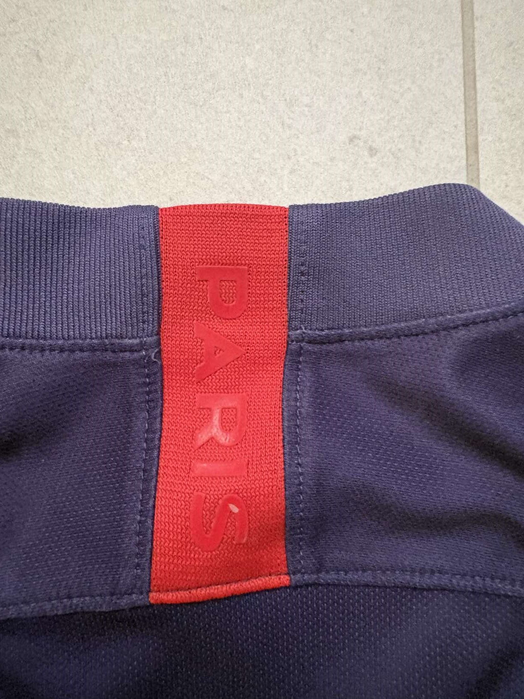 Red stripe detail at the back of the neck on the 2019/20 PSG home shirt