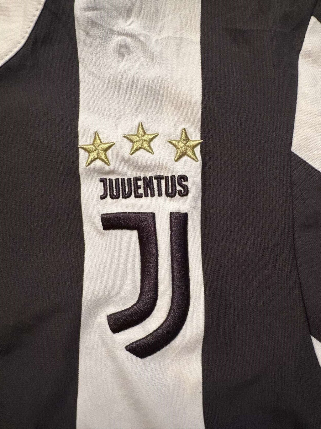 Juventus J crest on the 2017/18 home shirt