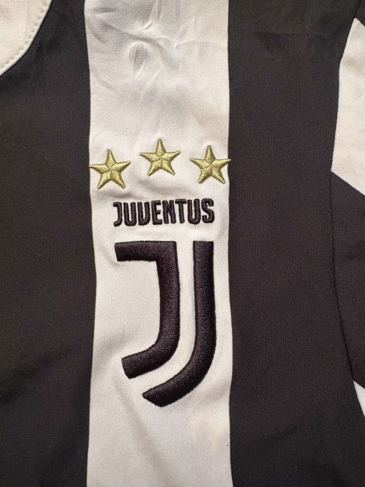 Juventus J crest on the 2017/18 home shirt