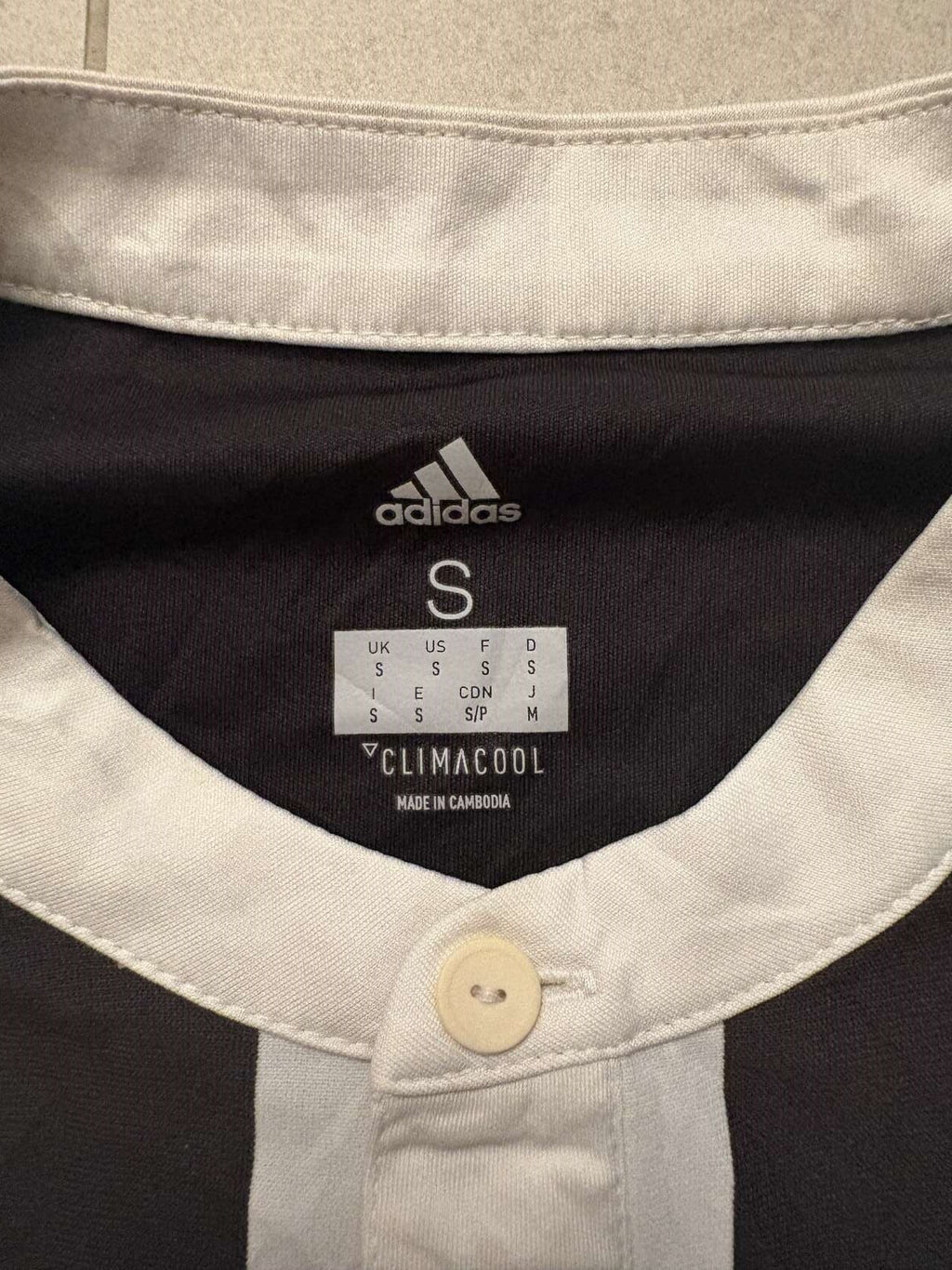 Neck and collar detail on the 2017/18 Juventus home shirt