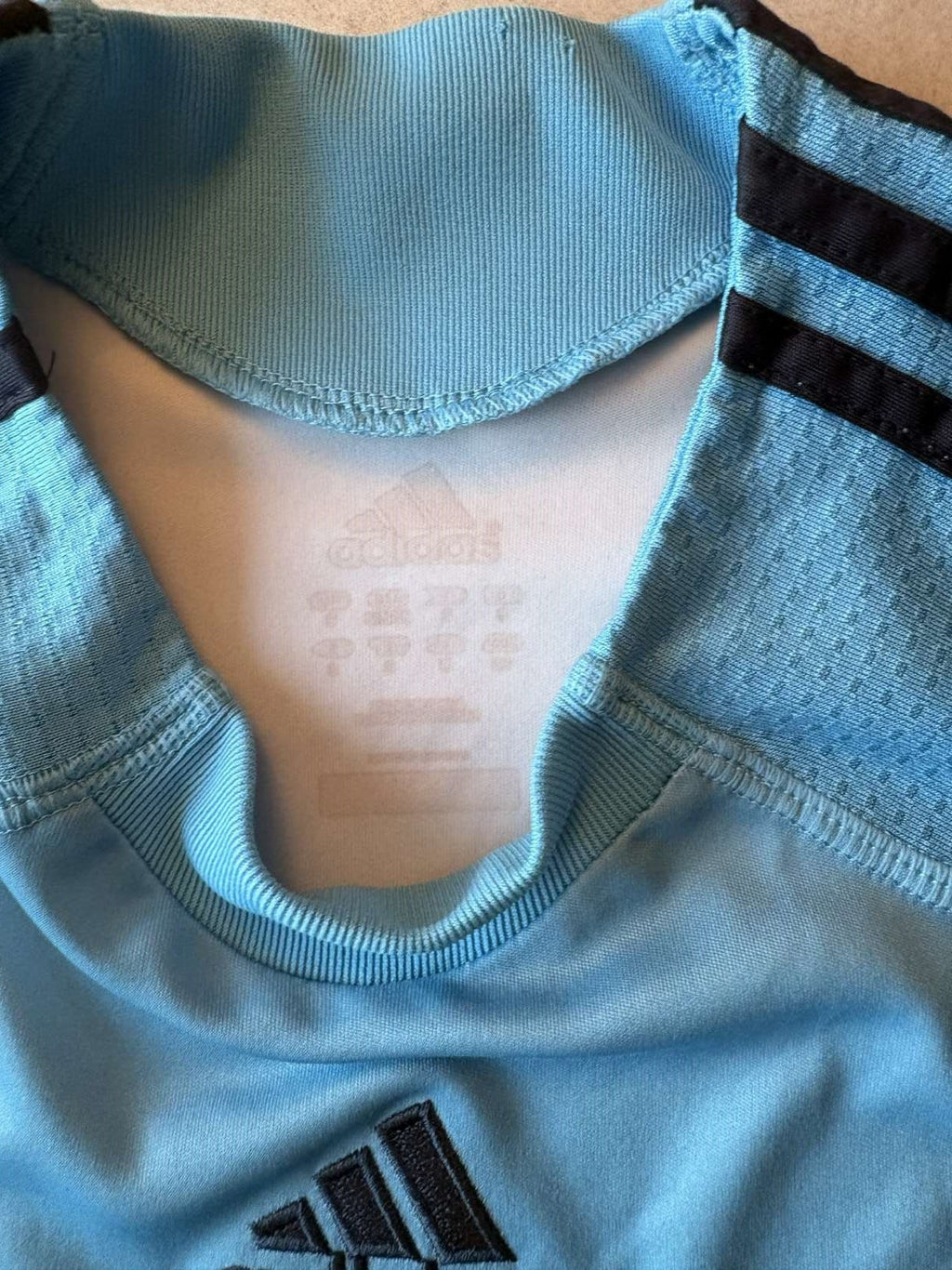 Neck and collar detail on the 2009/10 Marseille away shirt