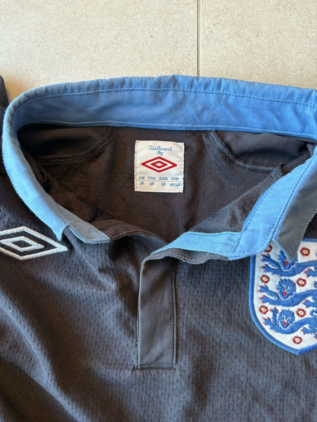 Sky blue collar detail on the 2011/12 England away shirt
