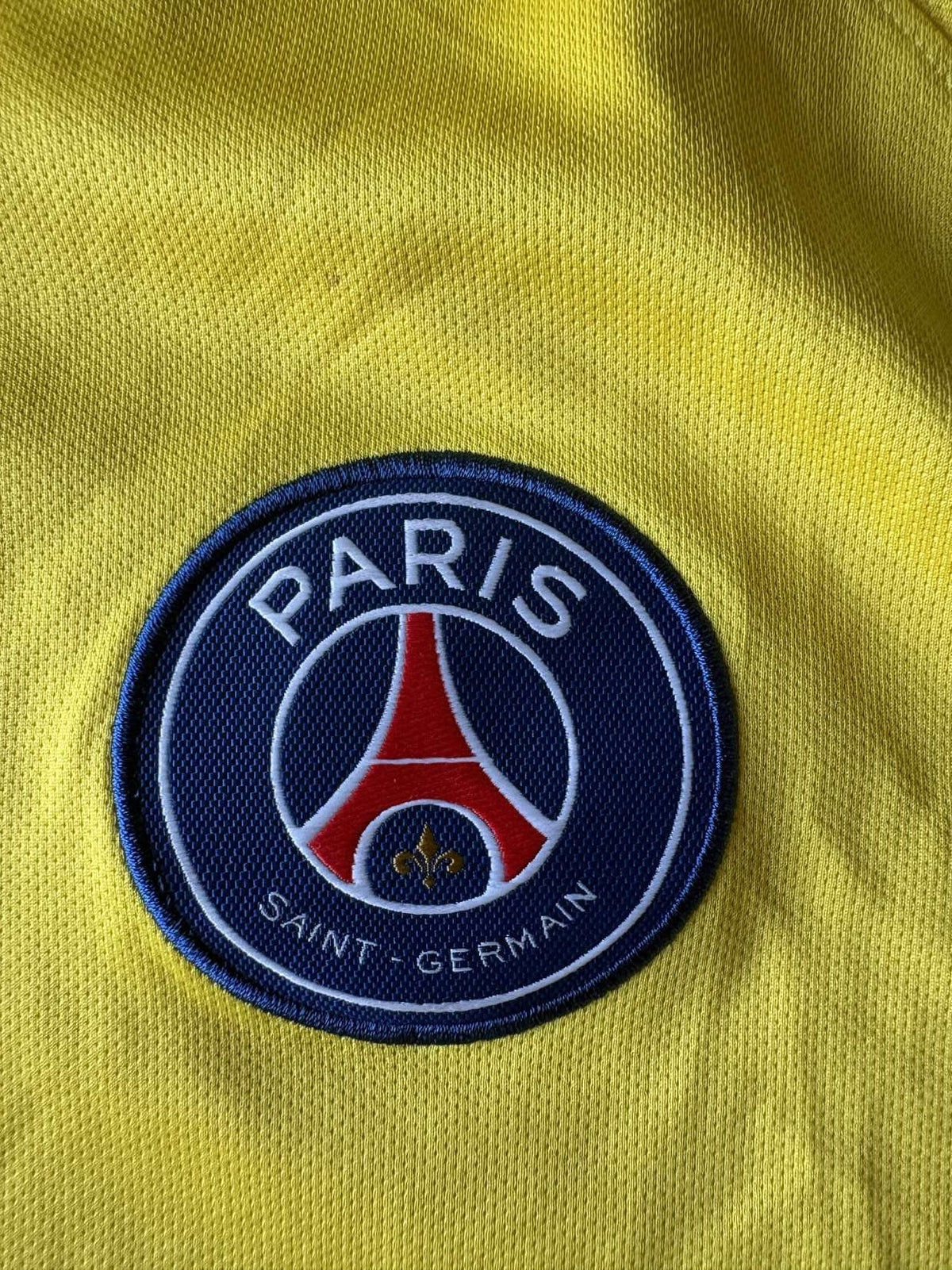 Paris Saint-Germain crest on the 2017/18 Paris Saint-Germain away shirt