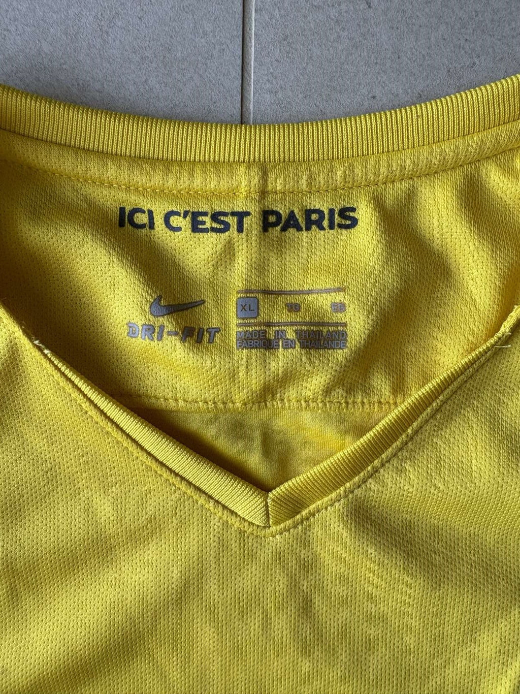 Neck detail on the 2017/18 Paris Saint-Germain away shirt