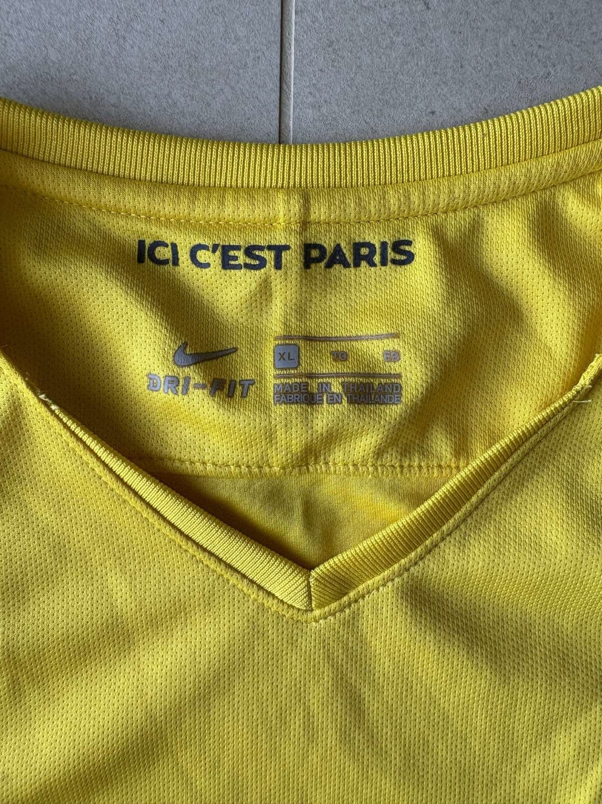 Neck detail on the 2017/18 Paris Saint-Germain away shirt