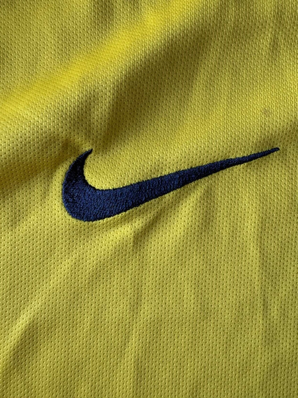 Nike logo on the 2017/18 Paris Saint-Germain away shirt