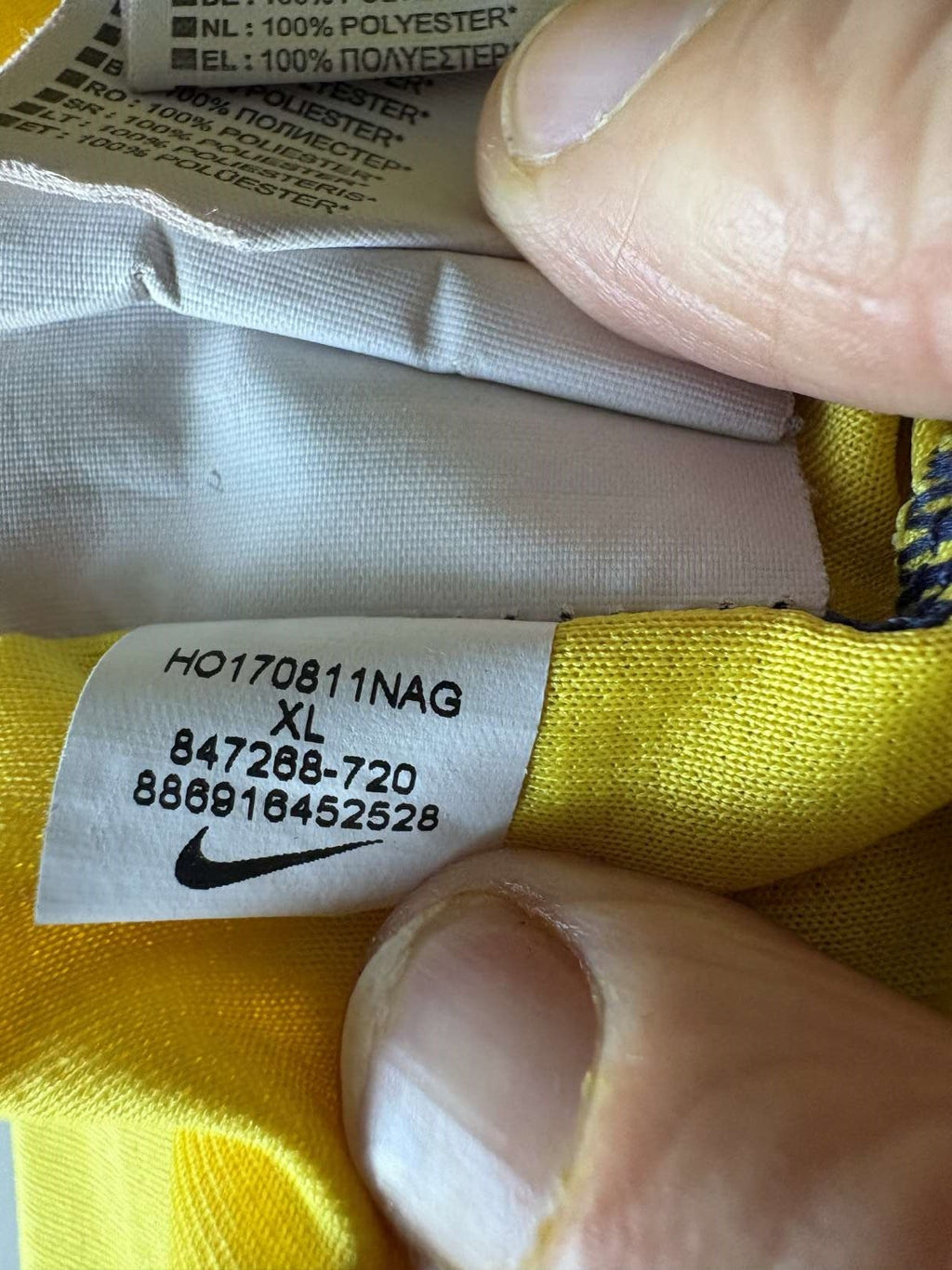 Inner label showing the product code of the 2017/18 Paris Saint-Germain away shirt