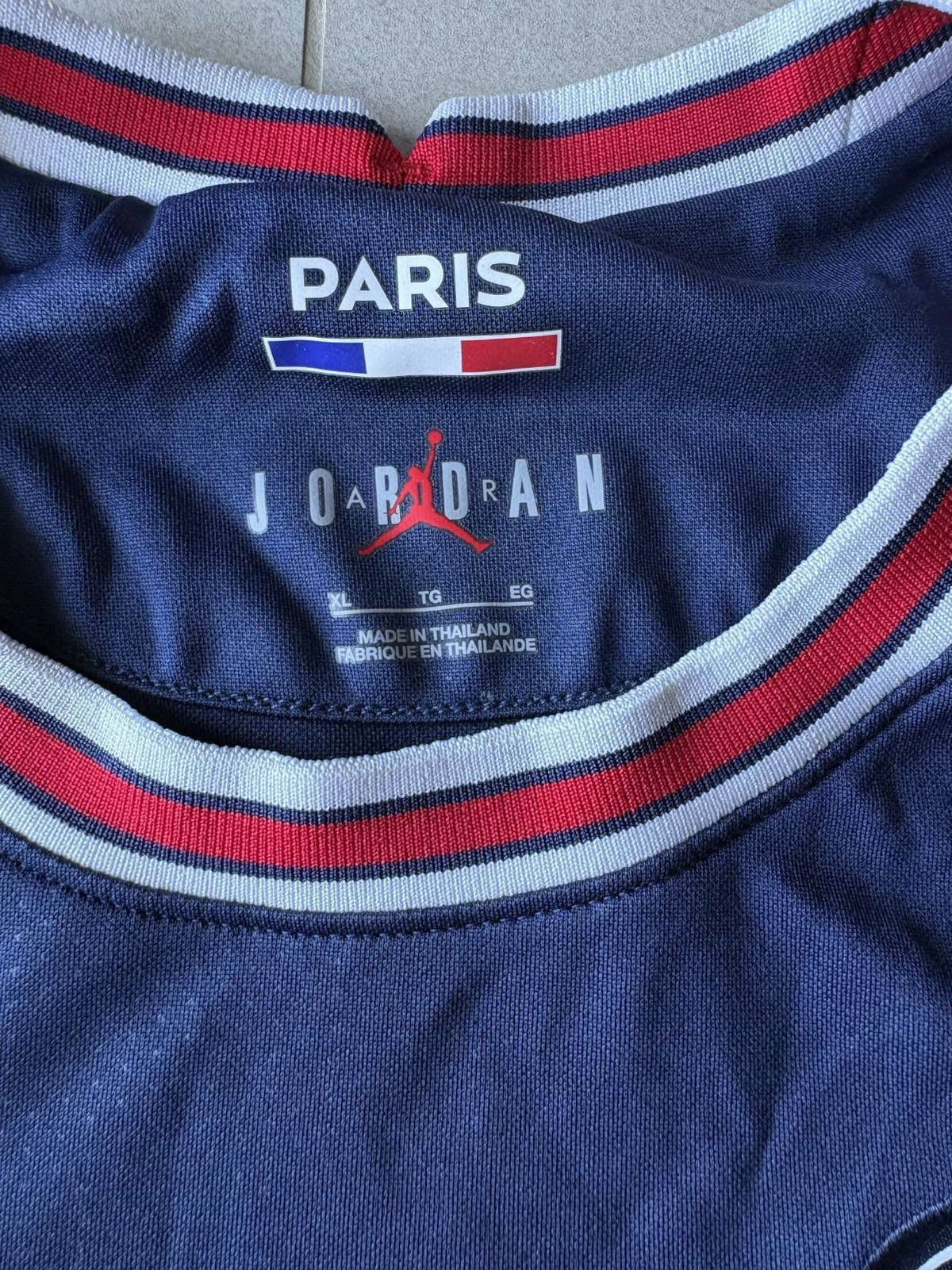 Neck detail on the 2021/22 Paris Saint-Germain home shirt