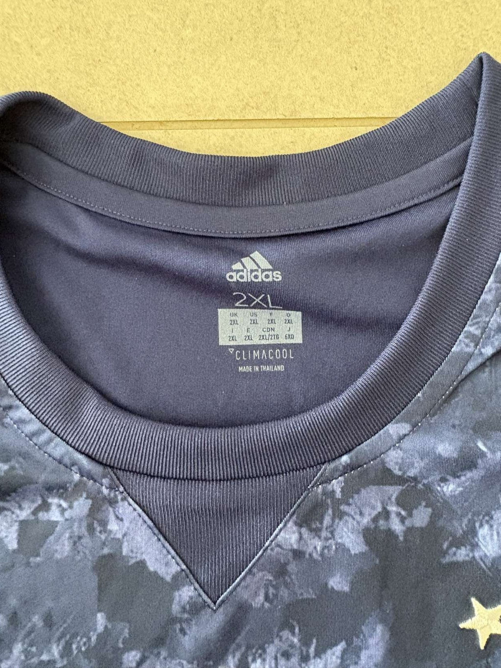 Collar and neck detail of the 2017/18 Ajax away shirt