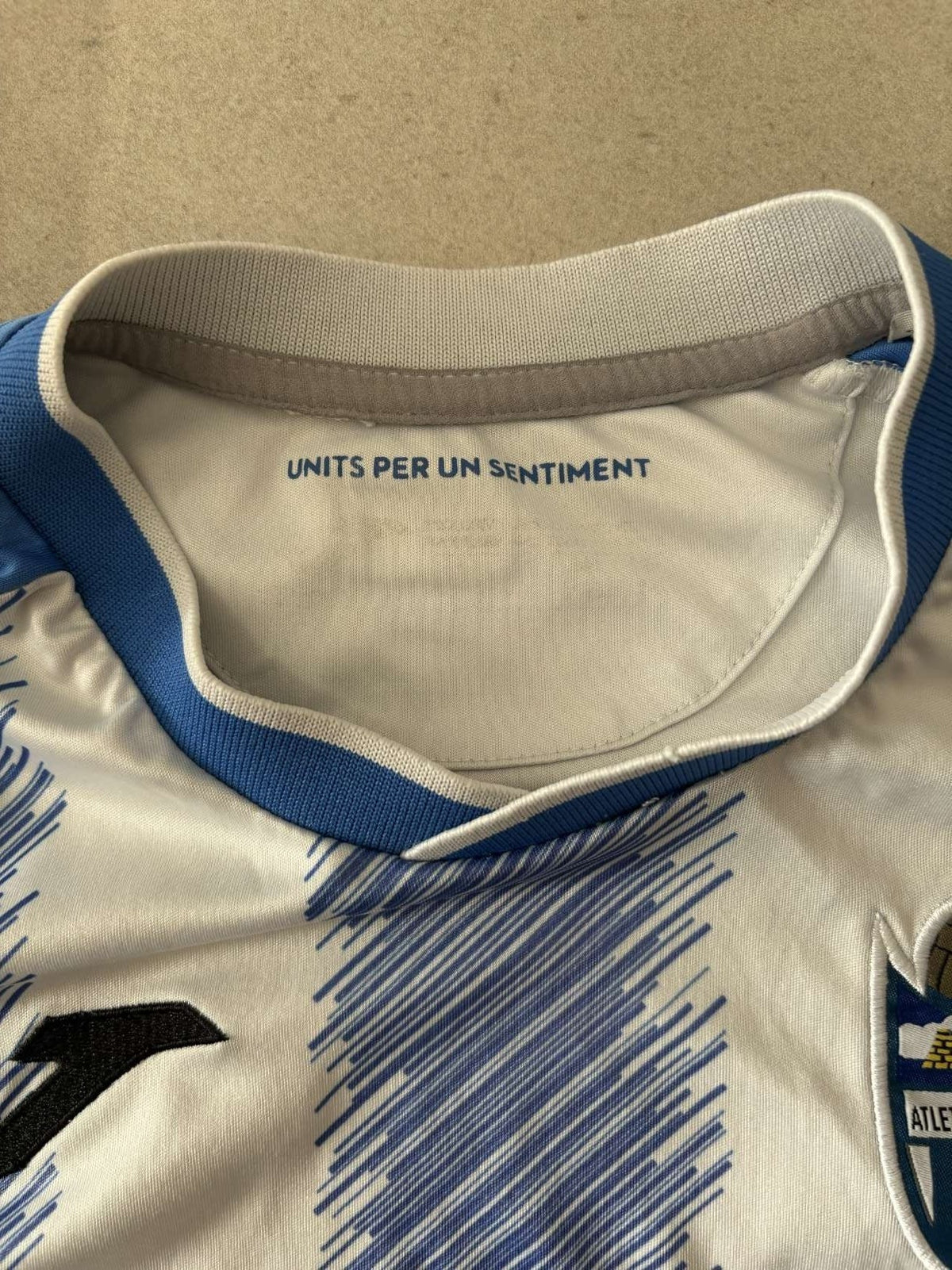 Collar and neck detail of the 2018/19 Atletico Baleares shirt