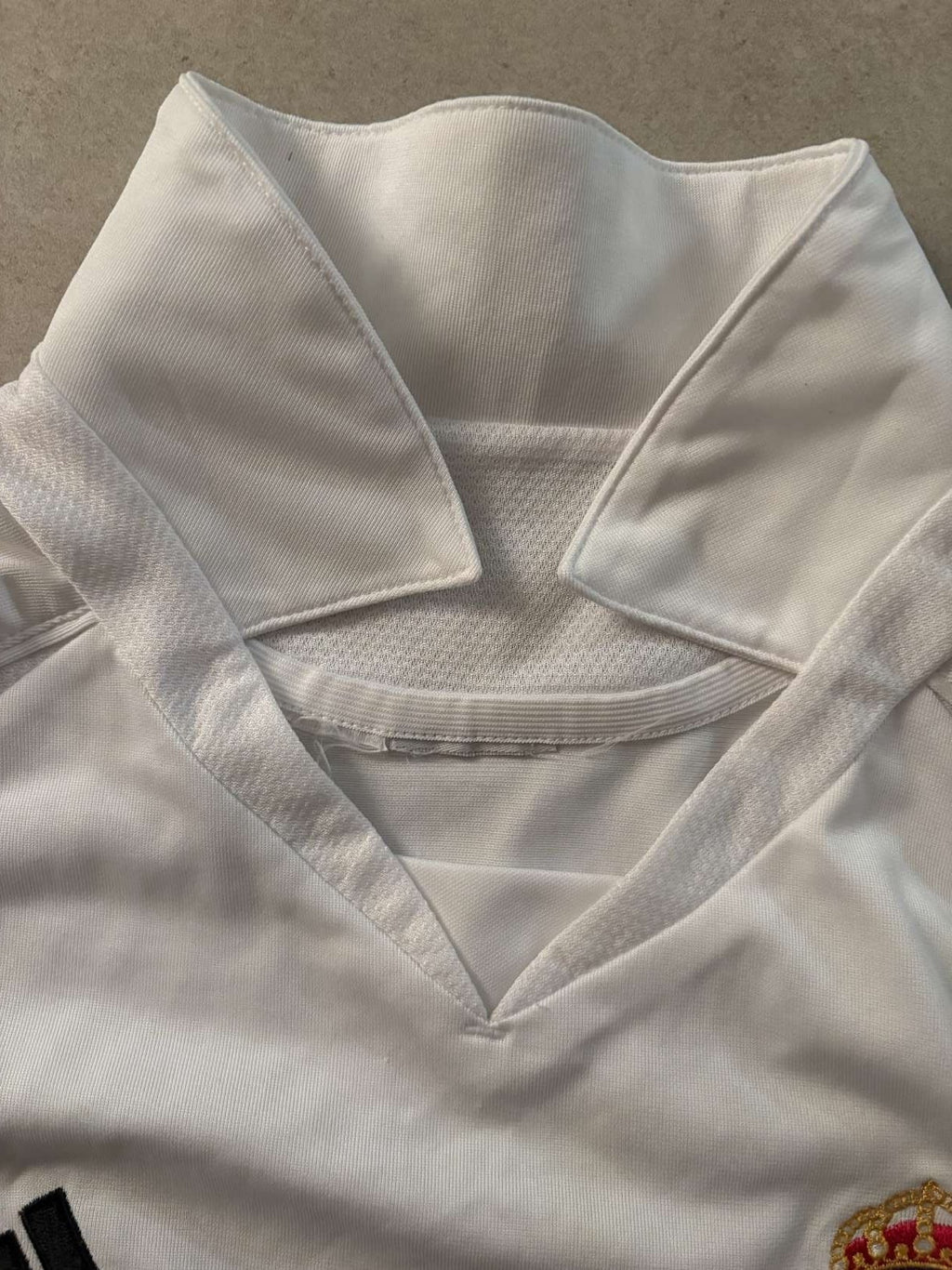 Collar and neck detail of the 2005/06 Real Madrid home shirt