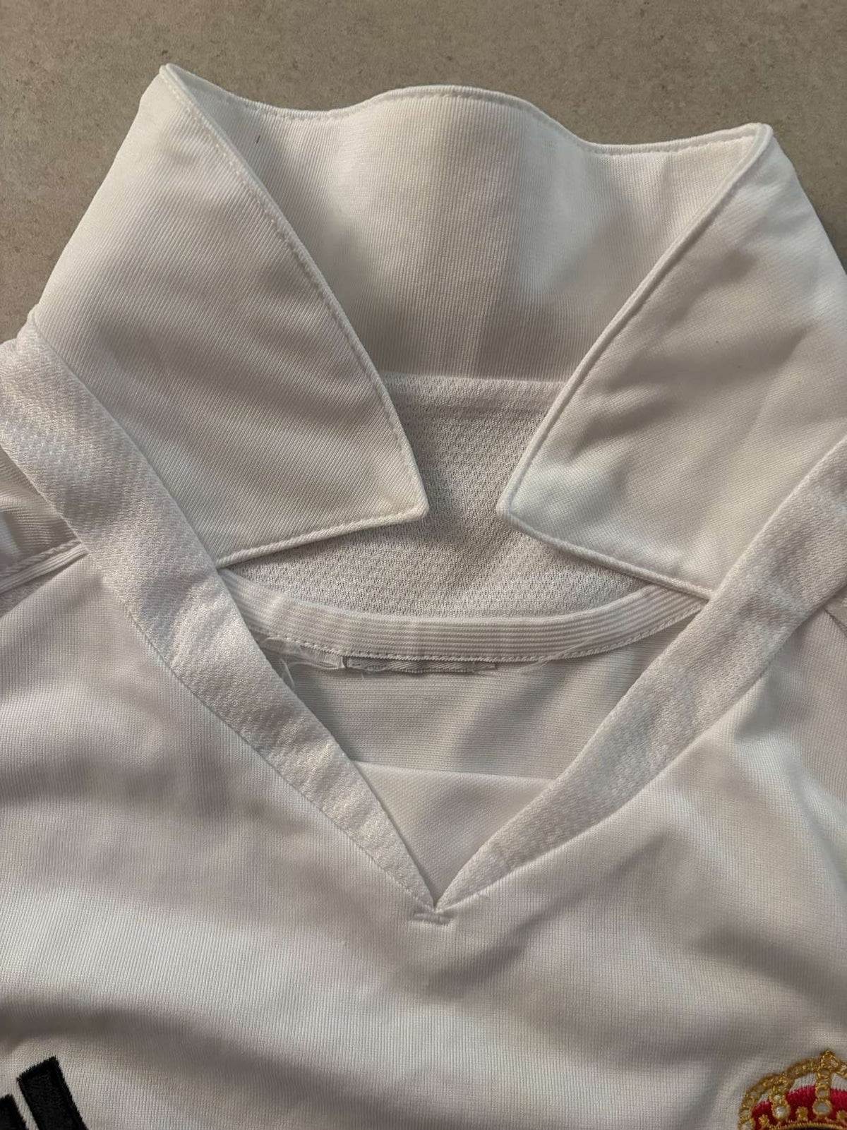 Collar and neck detail of the 2005/06 Real Madrid home shirt
