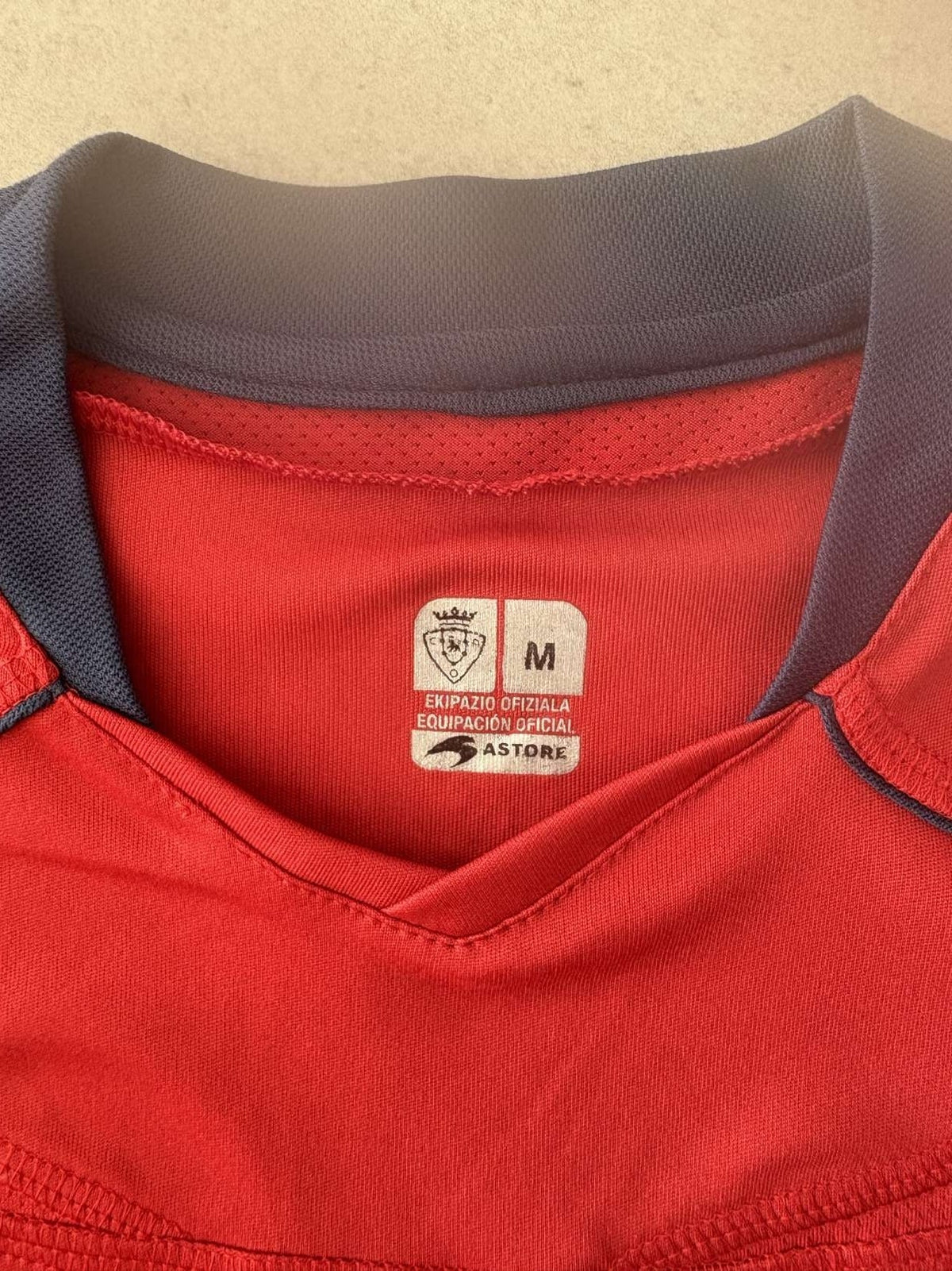 Collar and neck detail of the Osasuna home shirt