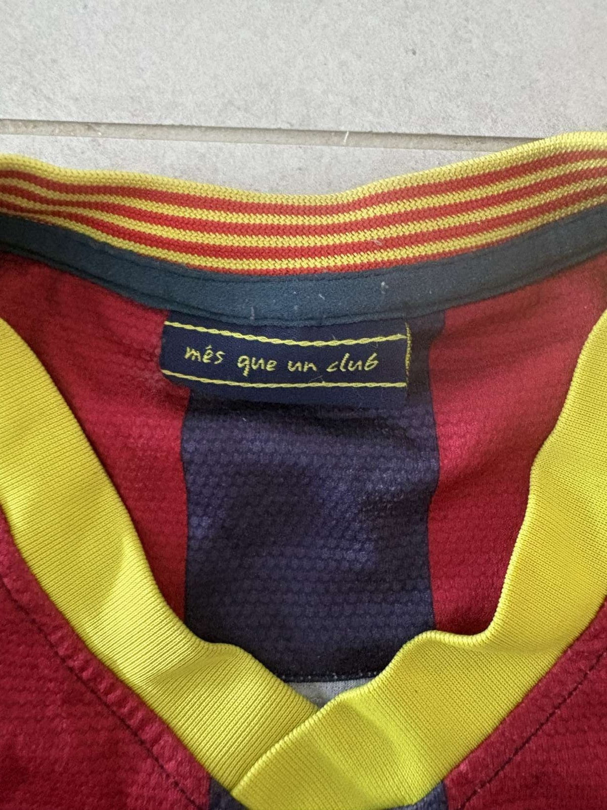 Collar detail of the 2013/14 Barcelona home shirt
