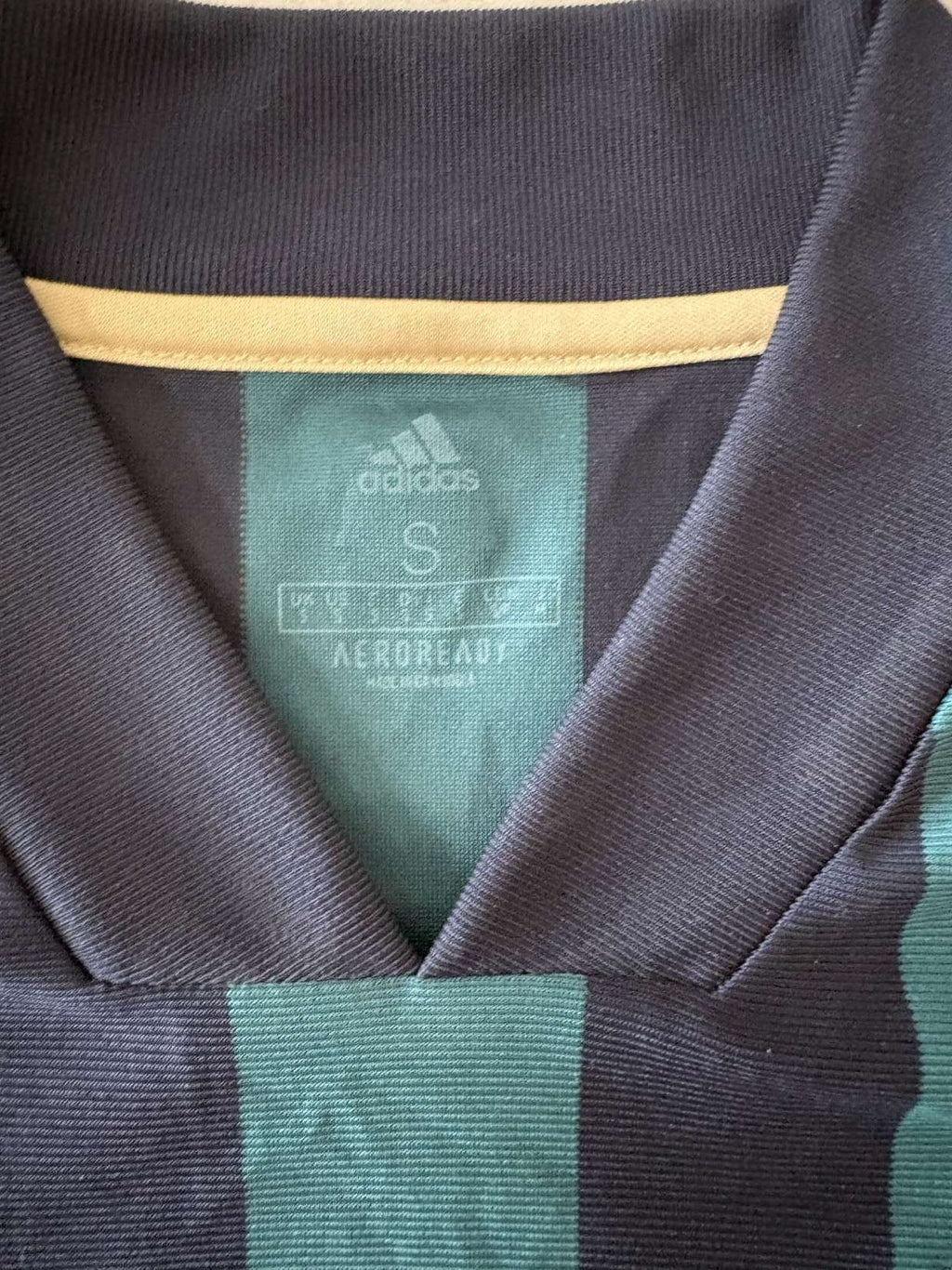 Collar detail of the 2020/21 Leeds United away shirt