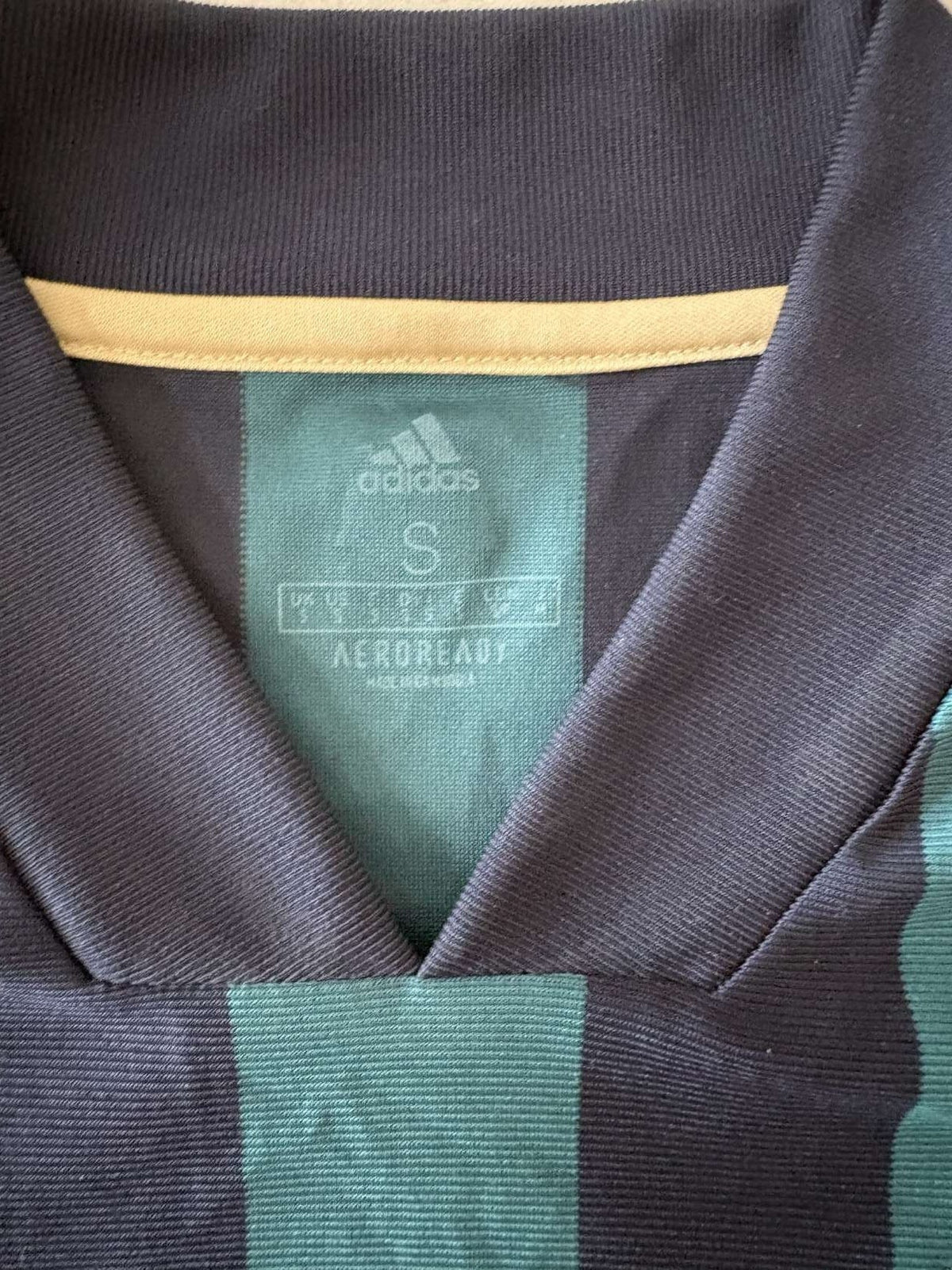Collar detail of the 2020/21 Leeds United away shirt