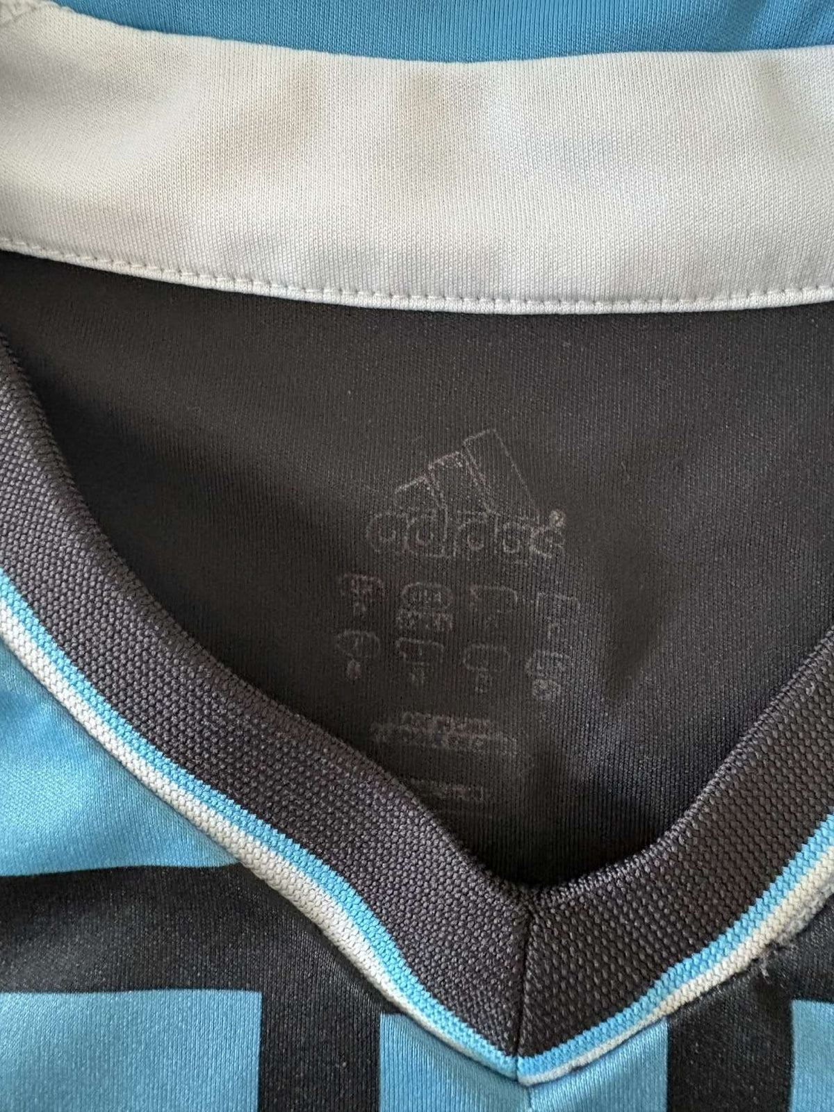 Collar detail of the 2011/12 Chelsea away shirt