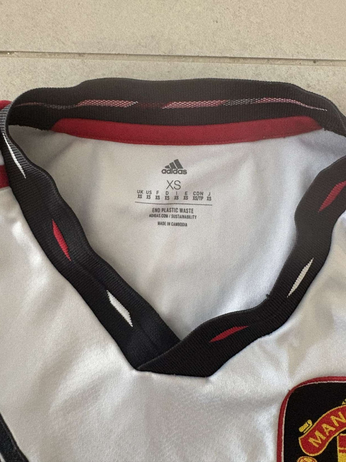 Collar and neck detail of the 2022/23 Manchester United away shirt