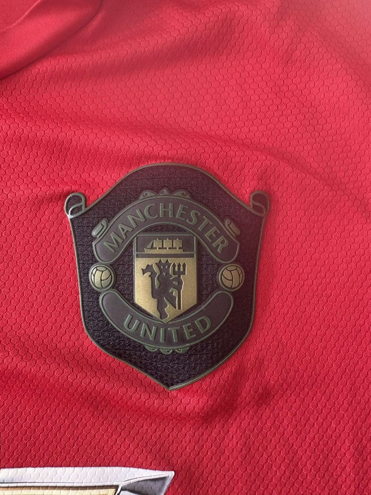 Manchester United crest on the 2019/20 home shirt